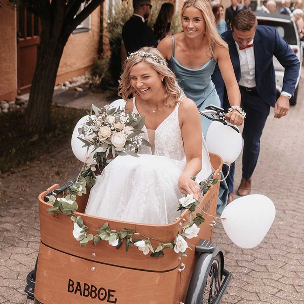 Vélo cargo avec une mariée